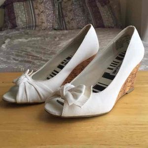 American Eagle | White Bow Tie Wedges
